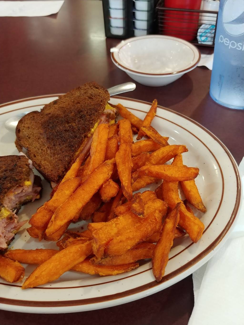 Medos Family Style Restaurant | restaurant | 311 N 4th St, Abbotsford, WI 54405, USA | 7152233612 OR +1 715-223-3612