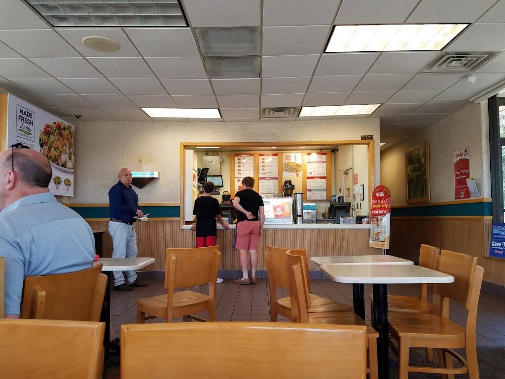 Wendys | restaurant | 2025 N SW Topeka Blvd, Topeka, KS 66608, USA | 7852333220 OR +1 785-233-3220