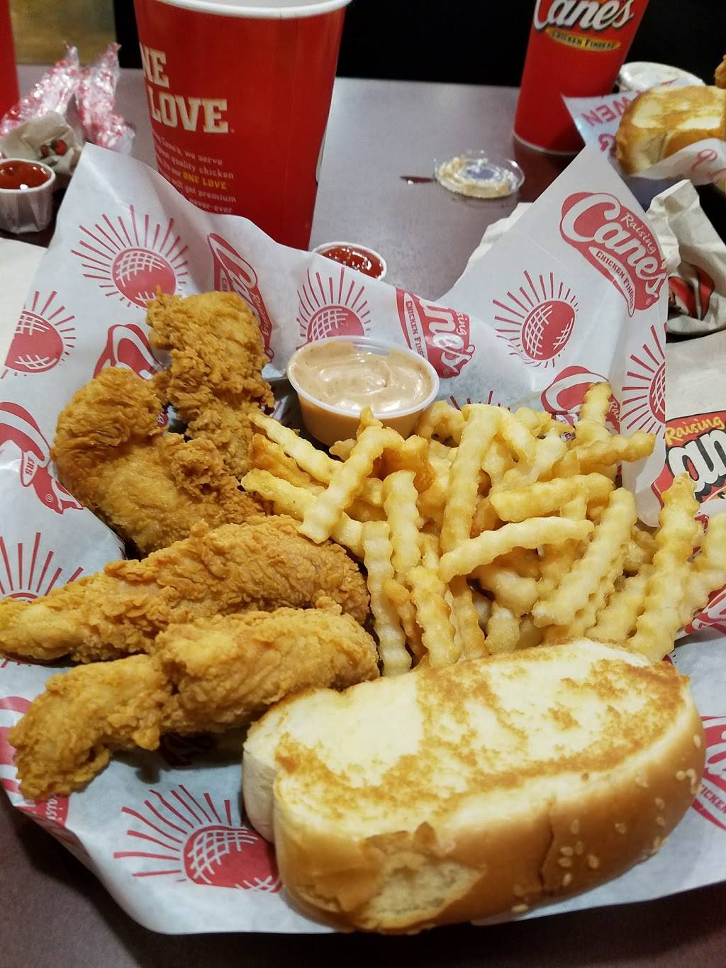 Raising Canes Chicken Fingers | meal takeaway | 1046 Kings Hwy, Shreveport, LA 71104, USA | 3186731112 OR +1 318-673-1112