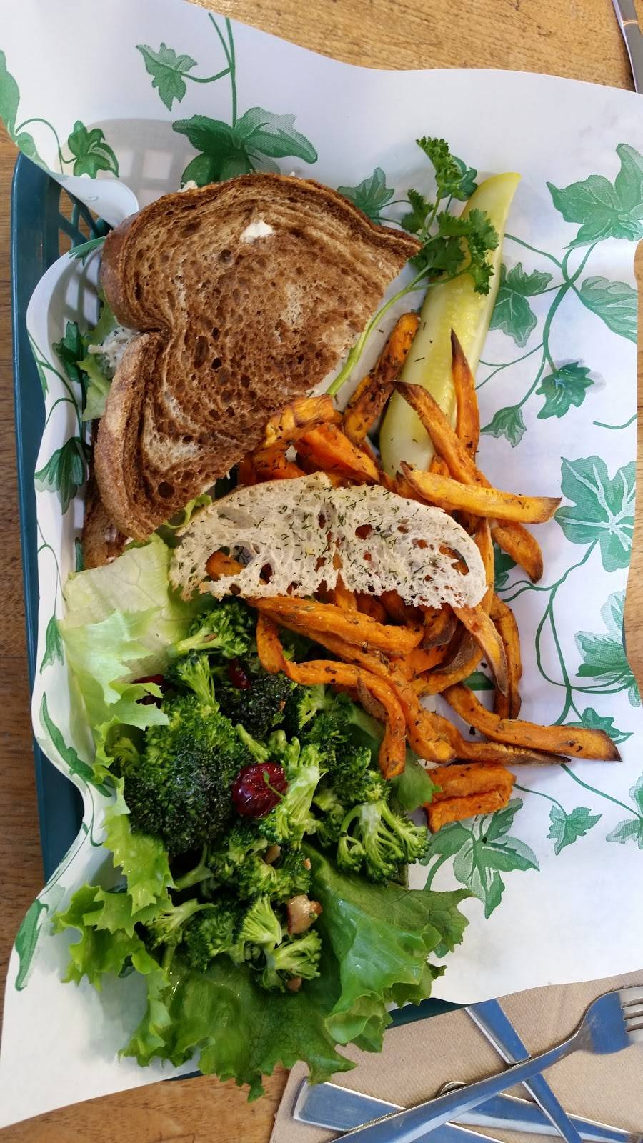 Ivy Bake Shoppe & Cafe | restaurant | 309 S Gear Ave, West Burlington, IA 52655, USA | 3197524981 OR +1 319-752-4981