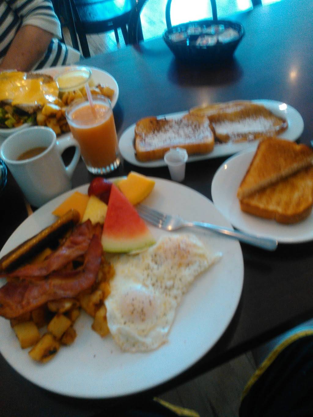 Restaurant Chez Nicolas Dejeuner&Diner | restaurant | 3460 Boulevard Dagenais O, Laval, QC H7P 1V6, Canada | 4509373995 OR +1 450-937-3995