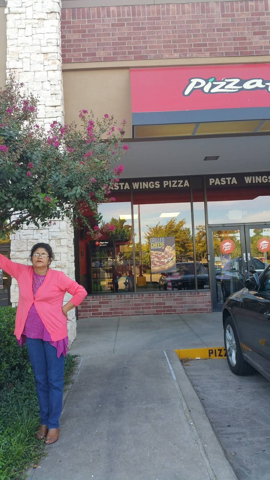 Pizza Hut | restaurant | 100 W Southlake Blvd #100, Southlake, TX 76092, USA | 8174889900 OR +1 817-488-9900