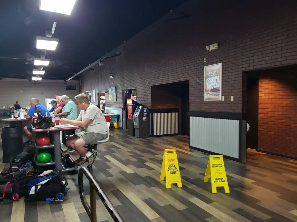 Airport Lanes | restaurant | 190 E Airport Blvd, Sanford, FL 32773, USA | 4073242129 OR +1 407-324-2129