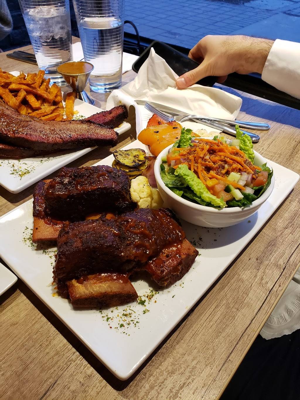 Que | restaurant | 1100 Eglinton Ave W, Toronto, ON M6C 2E2, Canada | 4167851727 OR +1 416-785-1727