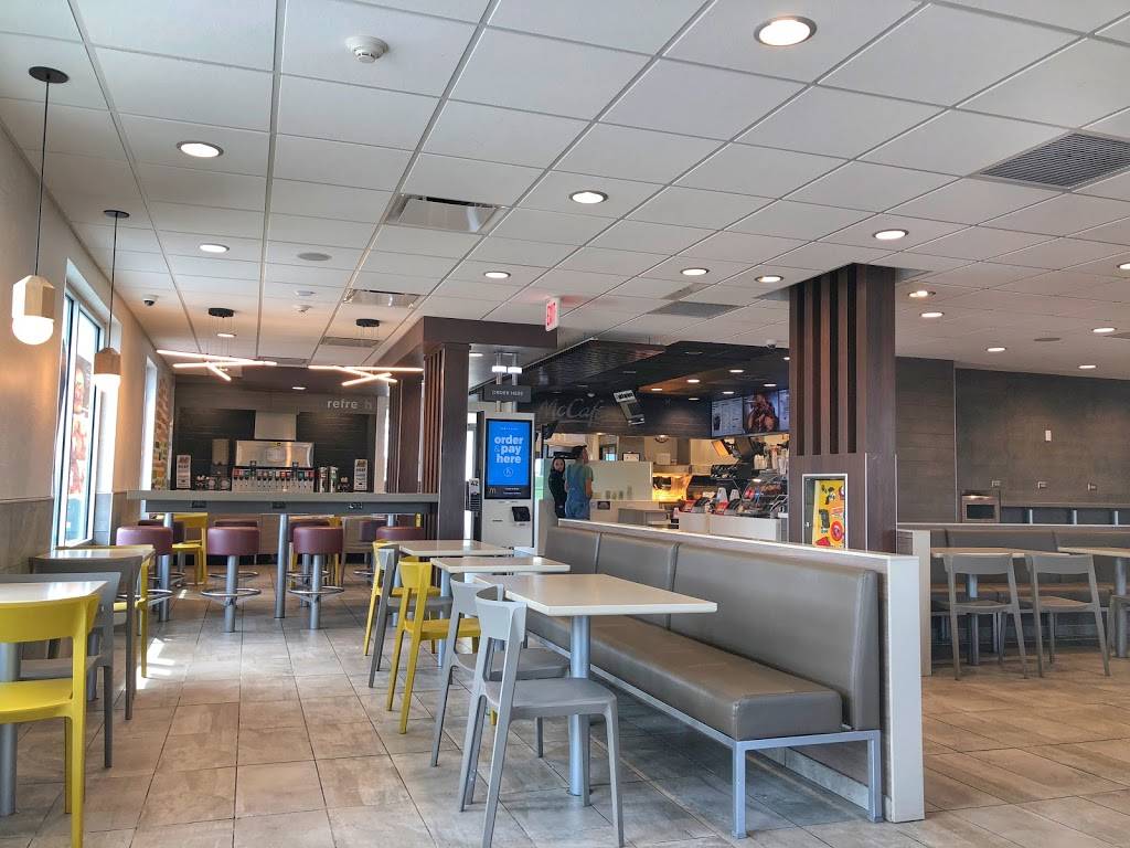McDonalds | cafe | 720 US Hwy 24 West, Gilman, IL 60938, USA | 8152658080 OR +1 815-265-8080