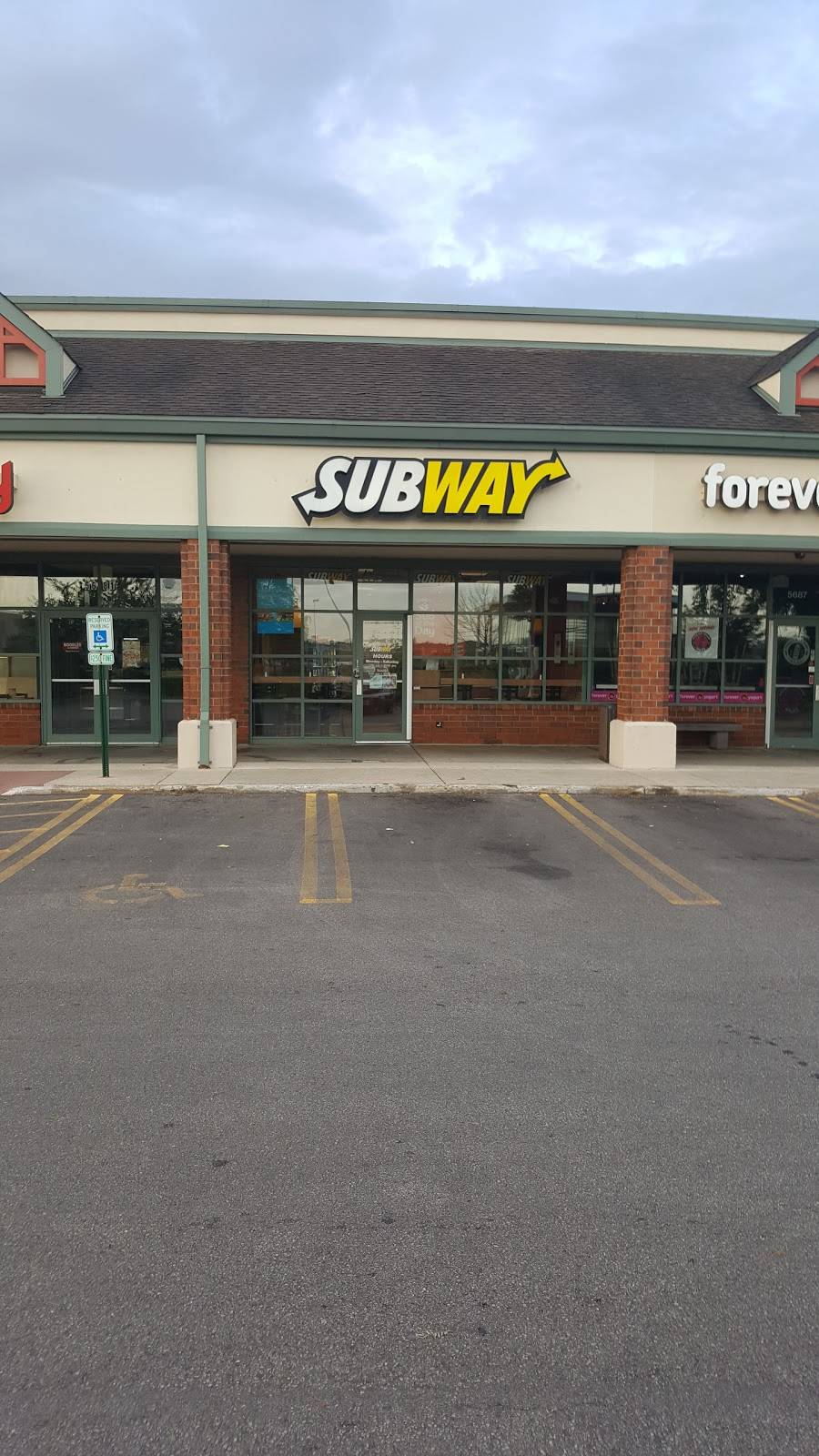 Subway Restaurants | restaurant | 5685 W Touhy Ave, Niles, IL 60714, USA | 8476472111 OR +1 847-647-2111