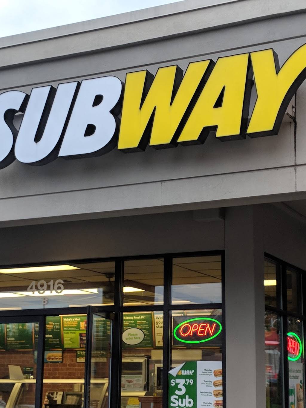 Subway | meal takeaway | 4916 Center St Suite B, Tacoma, WA 98409, USA | 2535658309 OR +1 253-565-8309