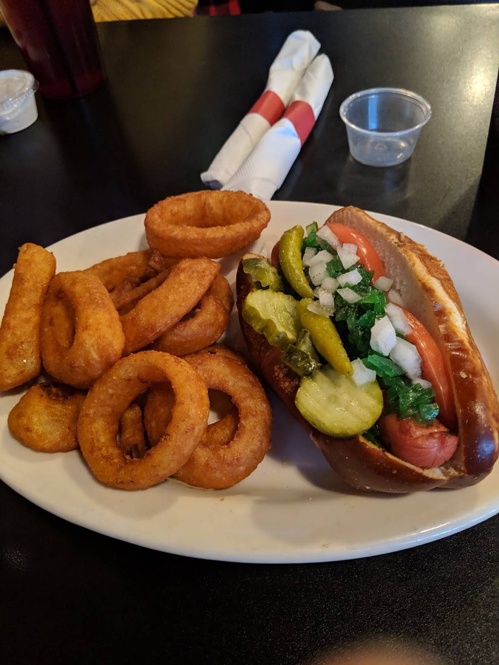 Sunnys Sports Bar & Grill | restaurant | 122 W Upton Ave, Reed City, MI 49677, USA | 2318323004 OR +1 231-832-3004