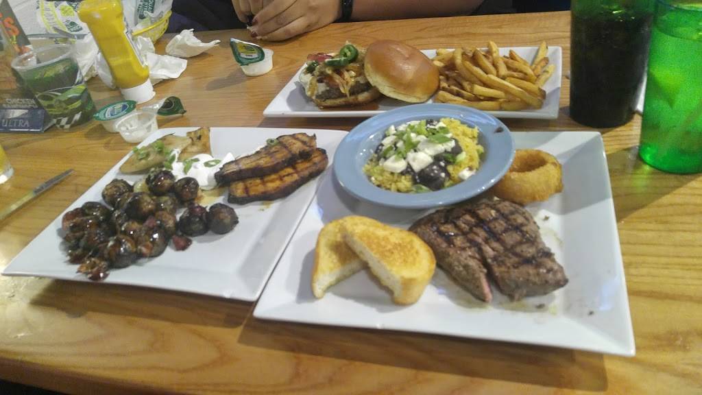 Quaker Steak & Lube | restaurant | 5800 Patriot Blvd, Austintown, OH 44515, USA | 3303499464 OR +1 330-349-9464