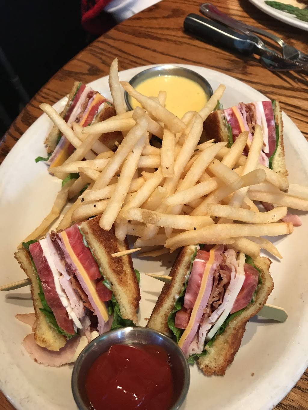 Blue Ridge Grill | restaurant | 955 Edwards Ferry Rd NE, Leesburg, VA 20176, USA | 7036695505 OR +1 703-669-5505