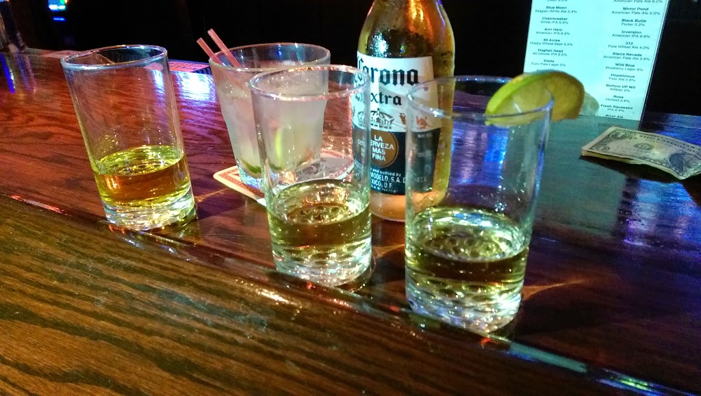 Sidelines Sports Bar | restaurant | 2006 W Jefferson St, Joliet, IL 60435, USA | 8157251579 OR +1 815-725-1579