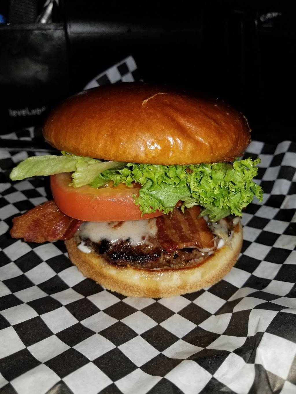 Lumpys Sports Grill | restaurant | 12325 N May Ave, Oklahoma City, OK 73120, USA | 4052863300 OR +1 405-286-3300