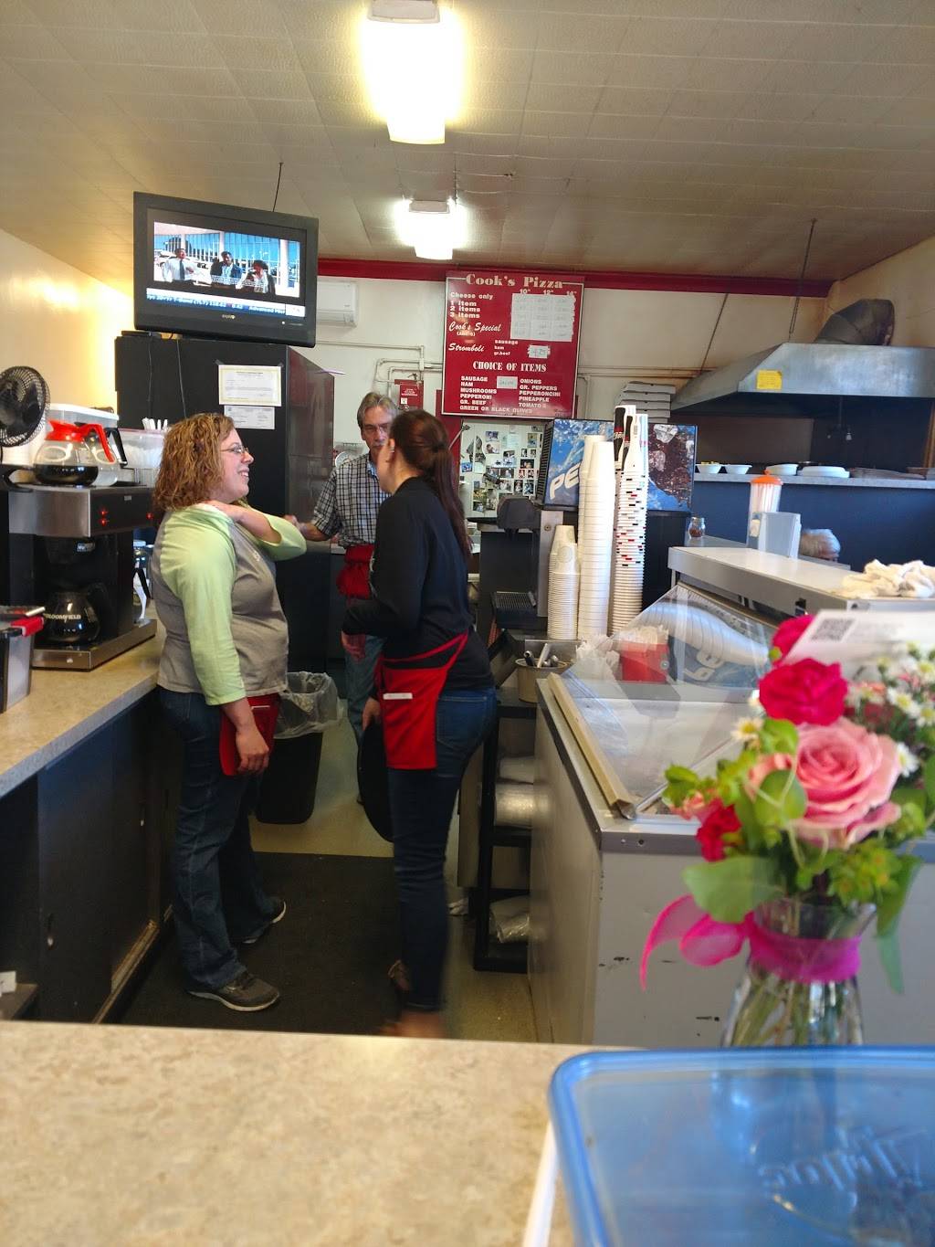 Cooks Pizza | restaurant | 101 S Elkhart Ave, Wakarusa, IN 46516, USA | 5748624425 OR +1 574-862-4425