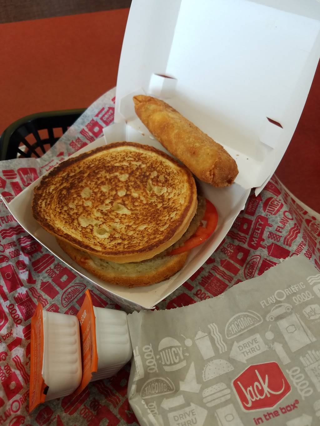 Jack in the Box | restaurant | 5025 S Lancaster Rd, Dallas, TX 75216, USA | 2143766722 OR +1 214-376-6722