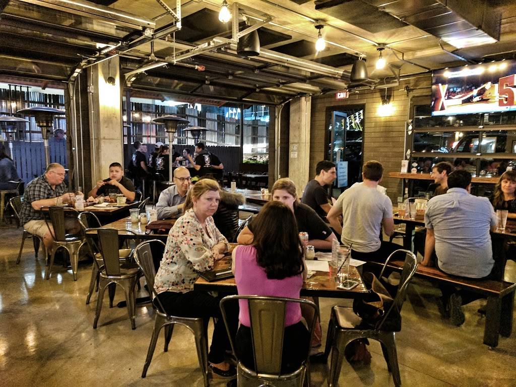 Toss Pizzeria & Pub | restaurant | 2901 S 1st St #102, Austin, TX 78704, USA | 5129531718 OR +1 512-953-1718