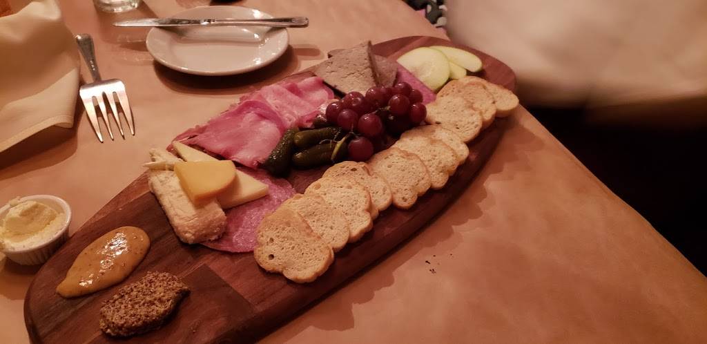 Edelweiss German American Cuisine | restaurant | 7650 W Irving Park Rd, Norridge, IL 60706, USA | 7084526040 OR +1 708-452-6040