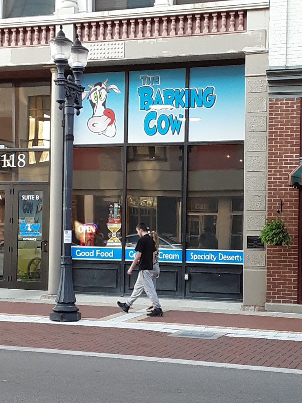 The Barking Cow of Muncie | restaurant | 118 S Walnut St, Muncie, IN 47305, USA | 7658968508 OR +1 765-896-8508