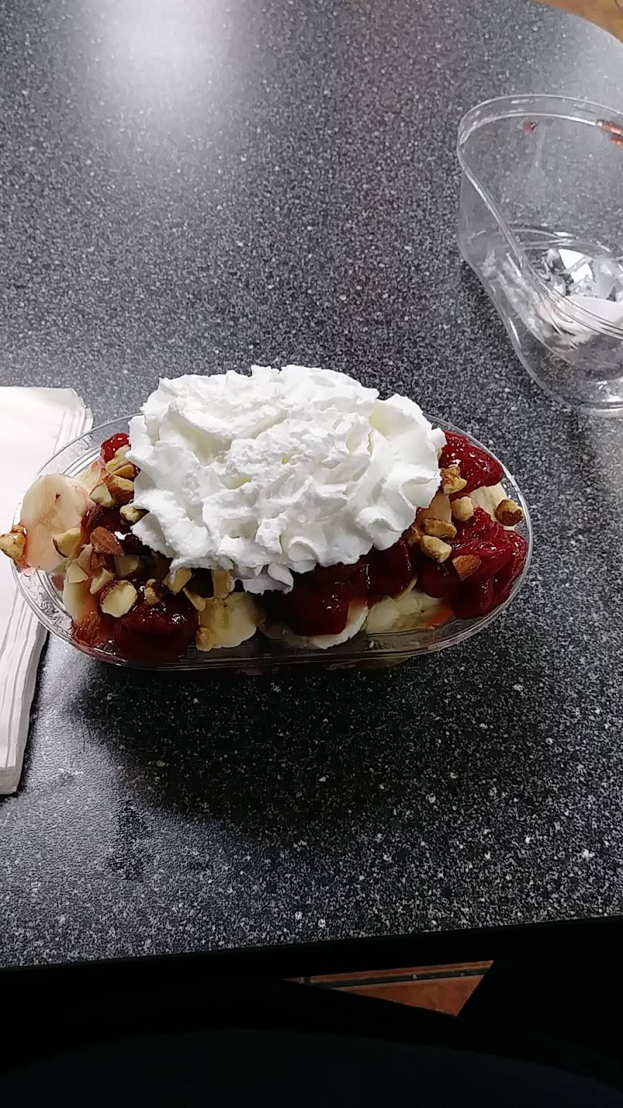 Braums Ice Cream & Burger Restaurant | restaurant | 6108 McCart Ave, Fort Worth, TX 76133, USA | 8172925183 OR +1 817-292-5183