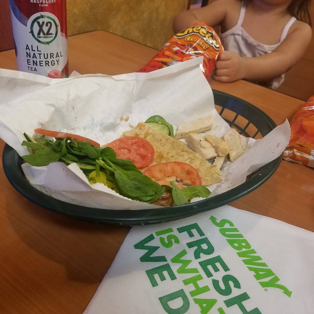 Subway | meal takeaway | 204 MN-7 W, Hutchinson, MN 55350, USA | 3205873074 OR +1 320-587-3074