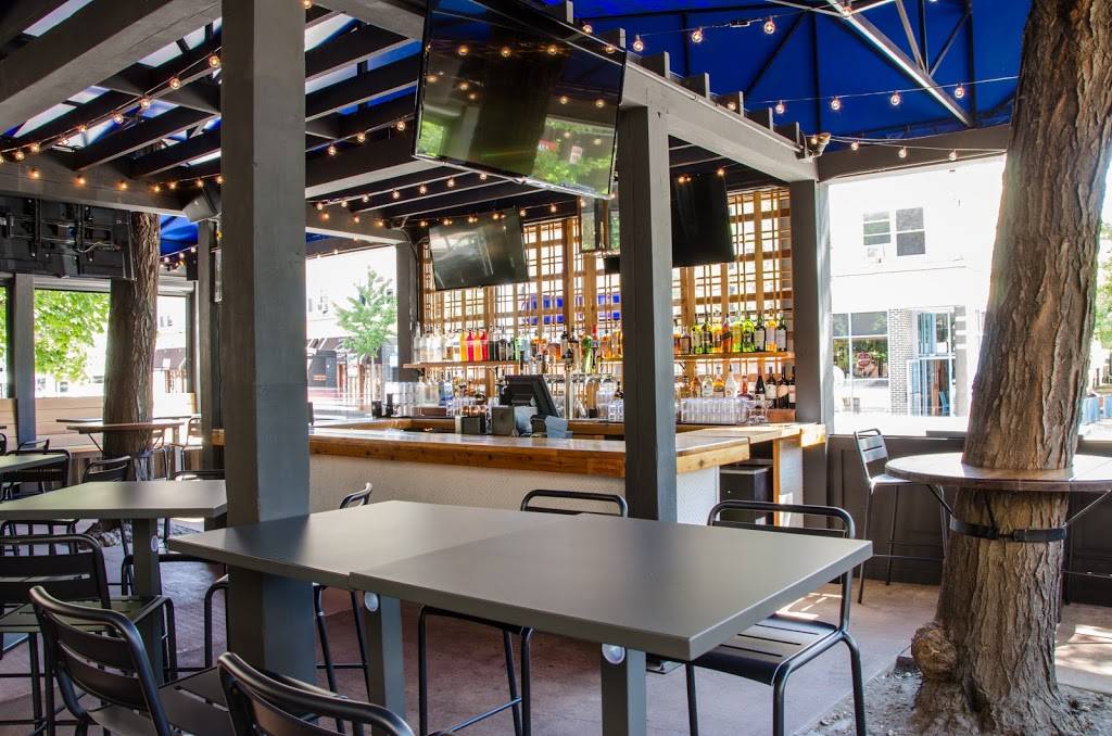 Gaslight Bar & Grille | restaurant | 2450 N Clark St, Chicago, IL 60614, USA | 7739297759 OR +1 773-929-7759