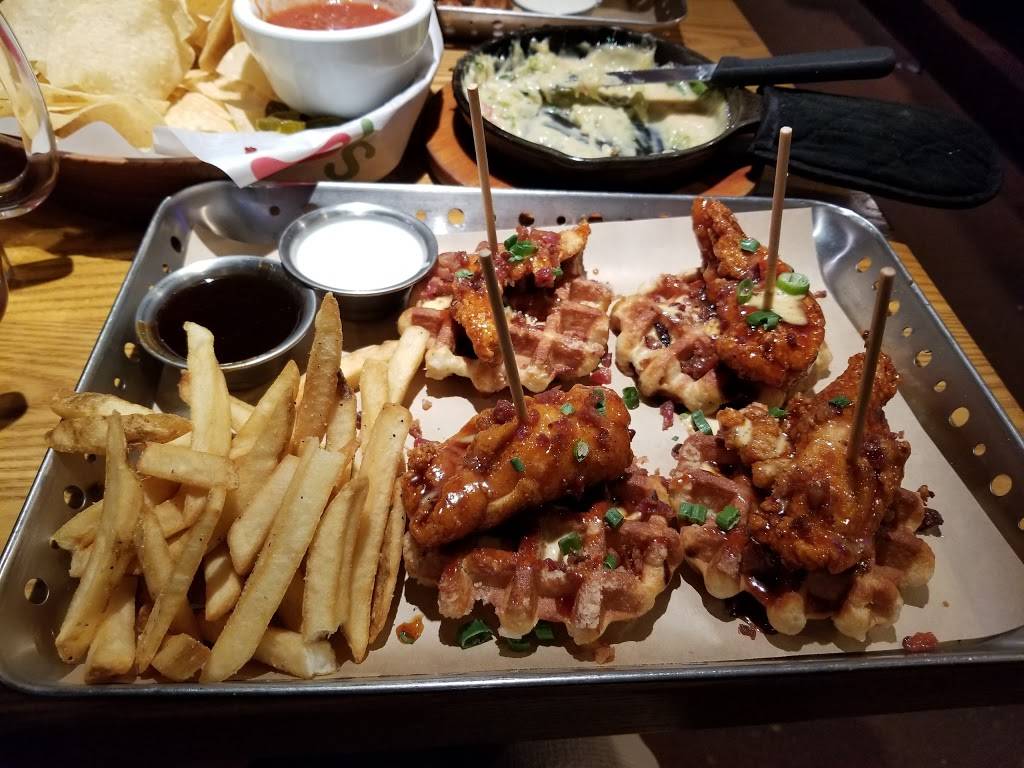 Chilis Grill & Bar | meal takeaway | 11600 Antonia Way, Louisville, KY 40229, USA | 5023018181 OR +1 502-301-8181