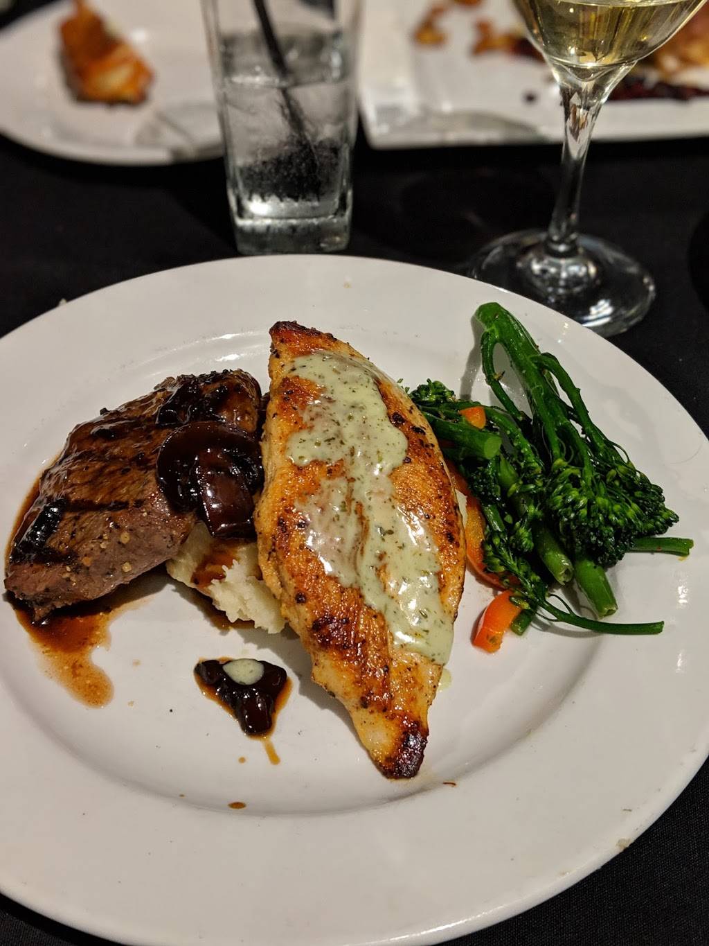 Fugazzis | restaurant | 601 W 7th St, Hanford, CA 93230, USA | 5595874568 OR +1 559-587-4568