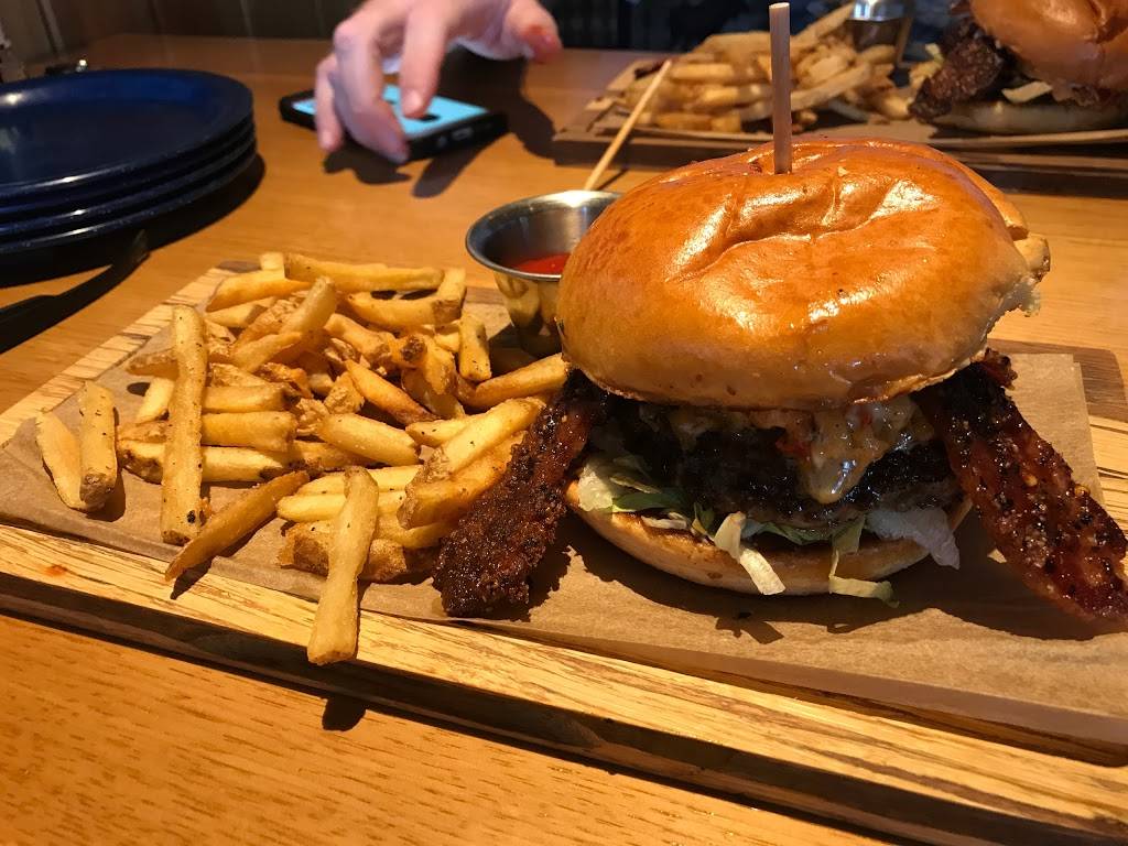 Twin Peaks | restaurant | 17W744 22nd St, Oakbrook Terrace, IL 60181, USA | 3313077940 OR +1 331-307-7940