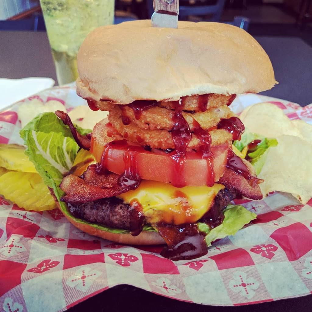 Mels Bar & Grill | restaurant | 137 E Main St, Brandon, WI 53919, USA | 9203465678 OR +1 920-346-5678