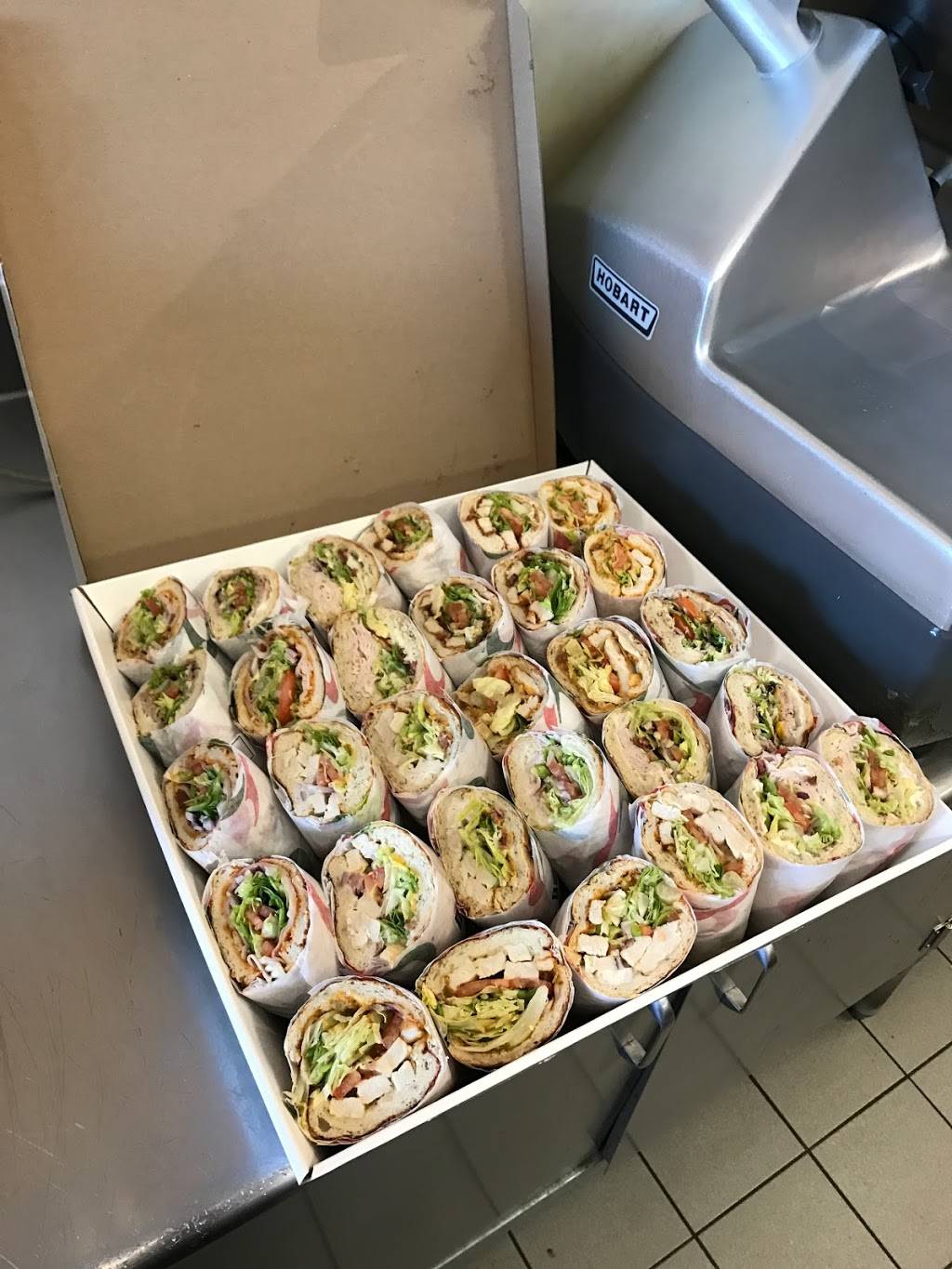 Quiznos | restaurant | 111 Boulevard Industriel Unit 4, Repentigny, QC J6A 4X5, Canada | 4507041919 OR +1 450-704-1919