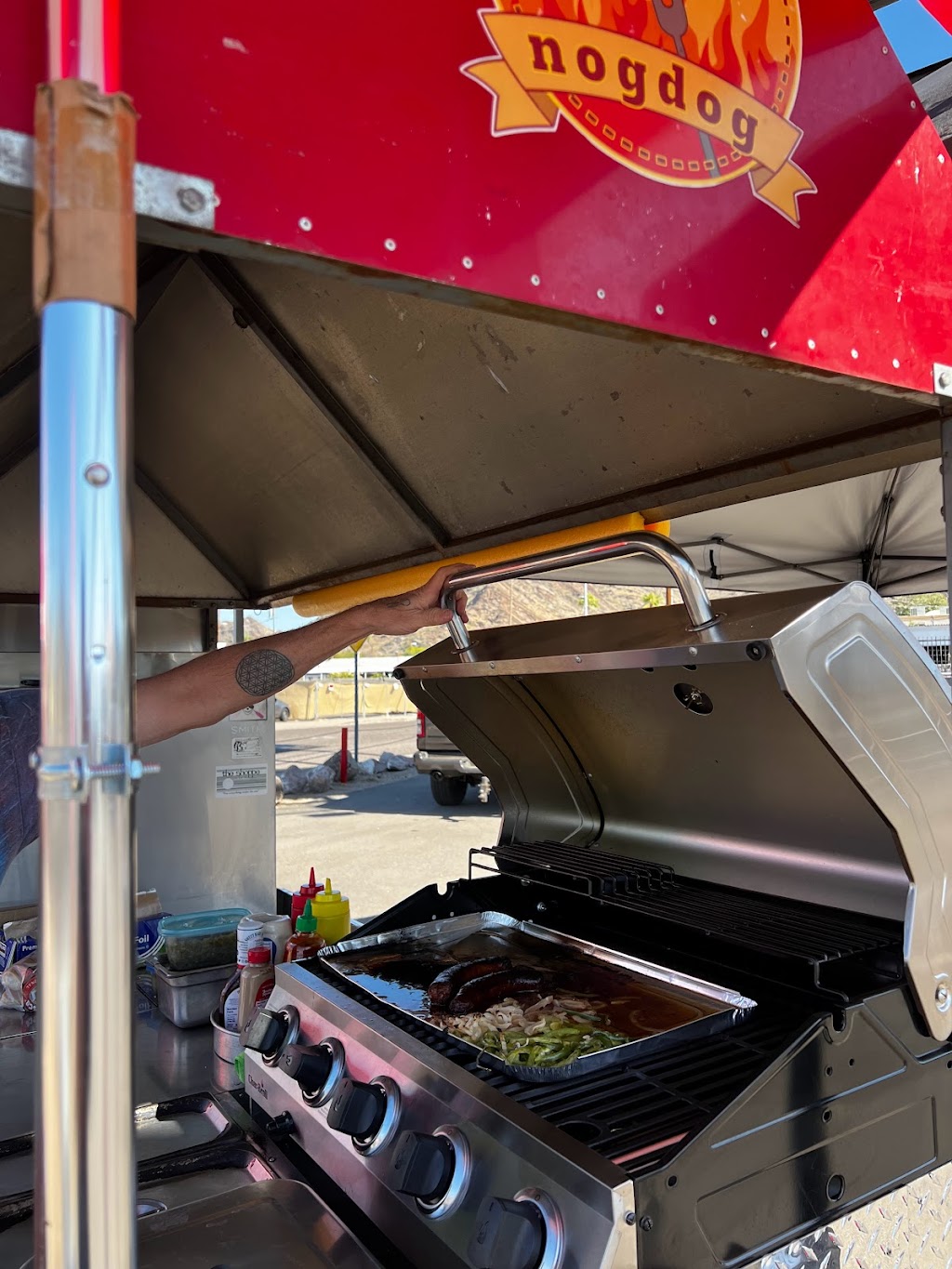 Nog Dog | meal takeaway | 10055 N Cave Creek Rd, Phoenix, AZ 85020, USA | 4407243802 OR +1 440-724-3802