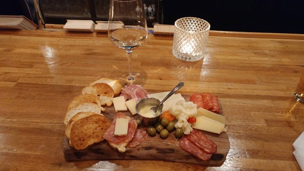 The Thirsty Butler | restaurant | 1585 Wyandotte St E, Windsor, ON N9A 3L3, Canada | 5199152216 OR +1 519-915-2216