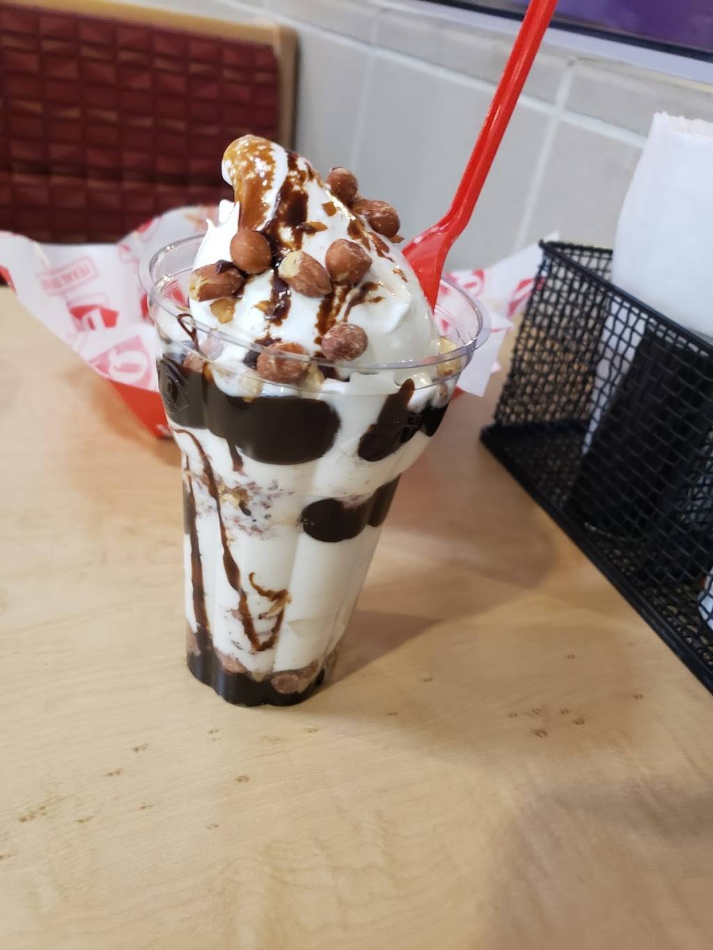 Dairy Queen | restaurant | 6990 N Desert Blvd, El Paso, TX 79912, USA | 9158775050 OR +1 915-877-5050