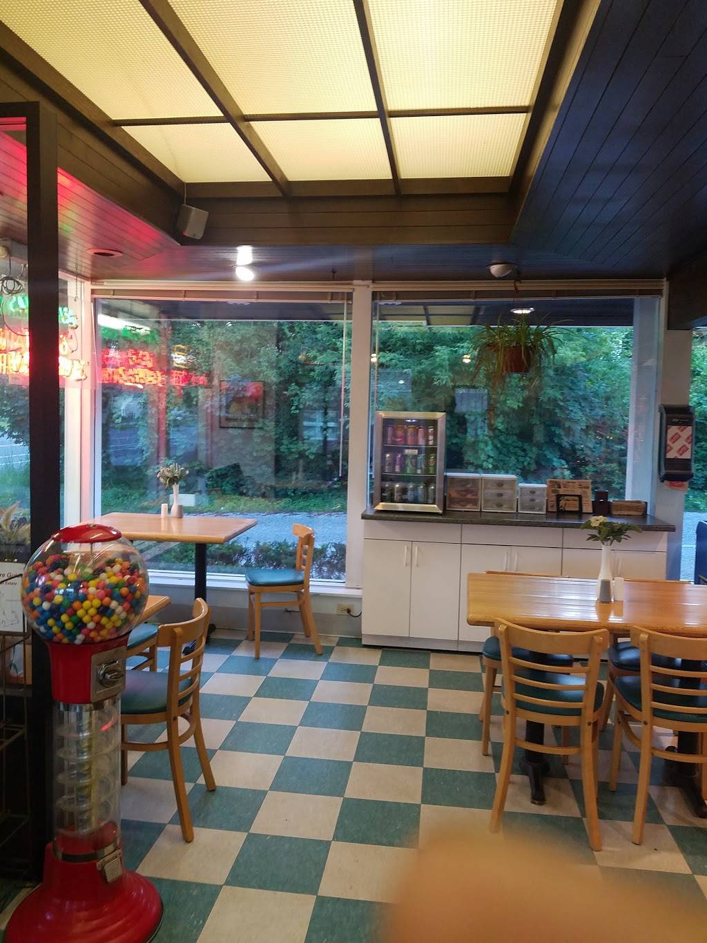 Angelinas Submarine Shops | meal takeaway | 133 Elm St, Pittsfield, MA 01201, USA | 4134998892 OR +1 413-499-8892