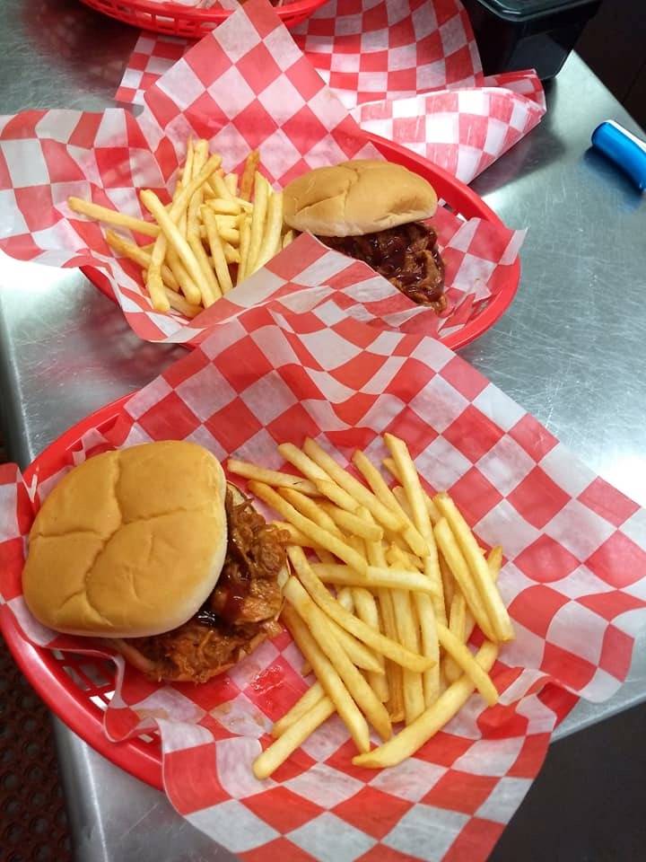 Grill on the Hill | restaurant | 5204 New, US-31E, Westmoreland, TN 37186, USA | 6156447455 OR +1 615-644-7455