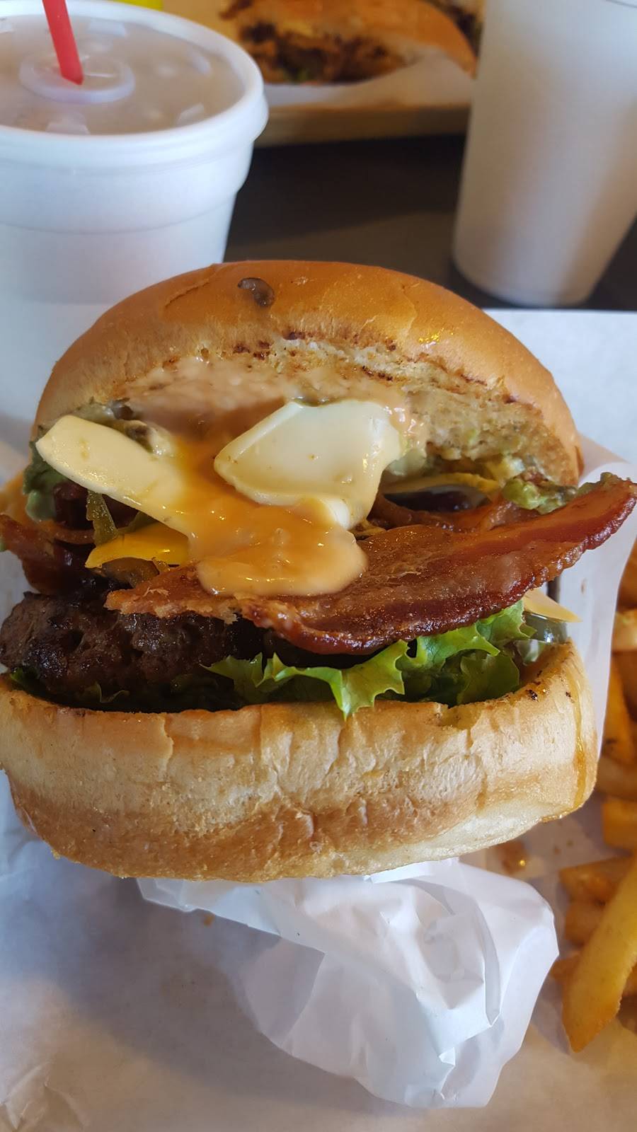 Burger Bueno | restaurant | 13021 Coit Rd, Dallas, TX 75240, USA | 9723873400 OR +1 972-387-3400