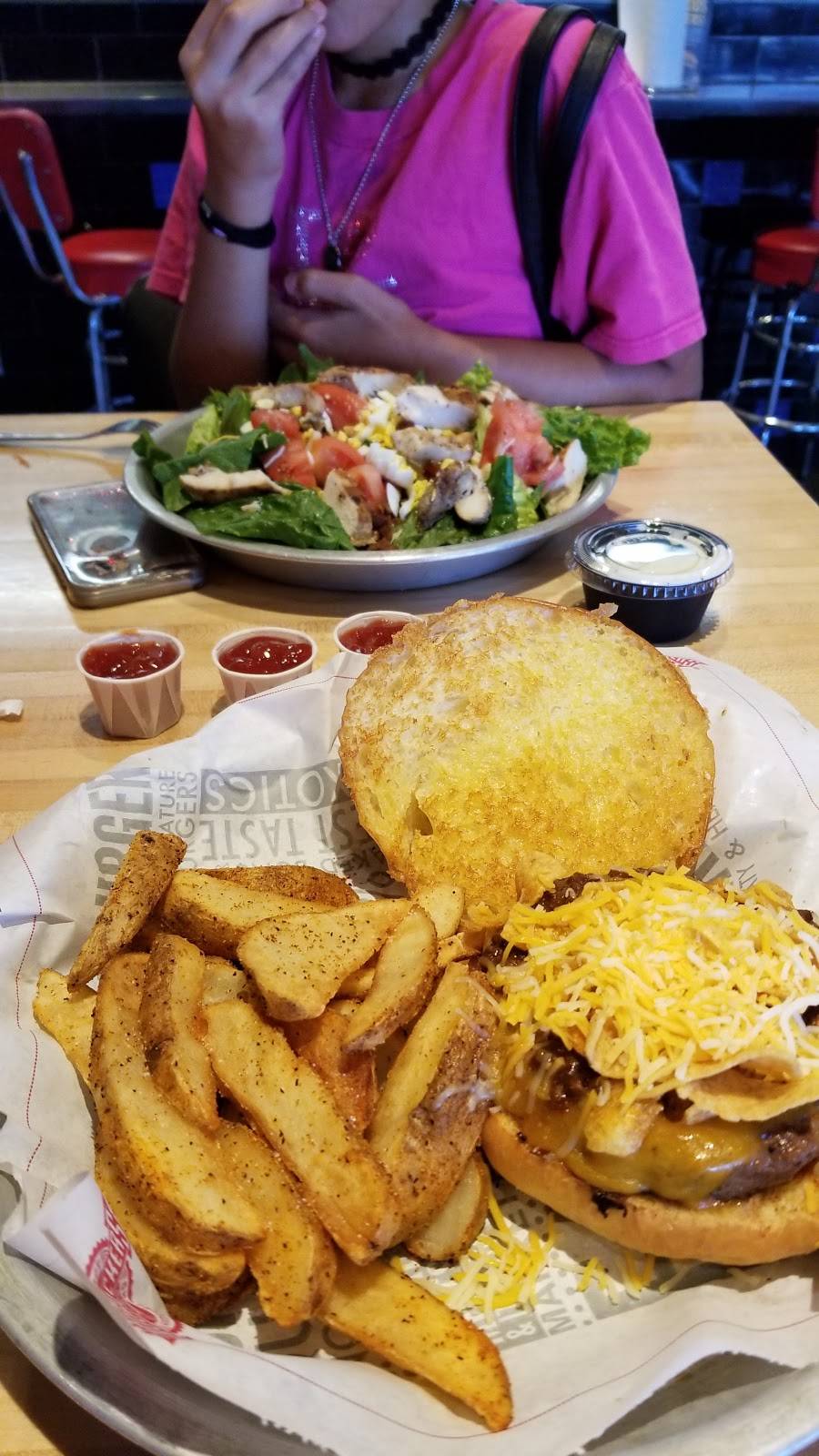 Fuddruckers | restaurant | 2235 S Goliad St, Rockwall, TX 75032, USA | 9729619753 OR +1 972-961-9753