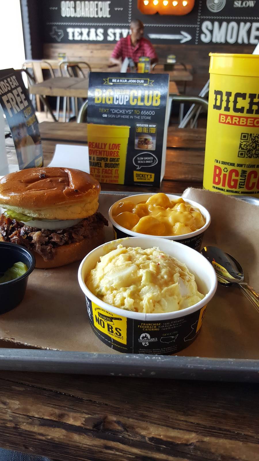 Dickeys Barbecue Pit | restaurant | 2525 Wycliff Ave, Dallas, TX 75219, USA | 2147800999 OR +1 214-780-0999