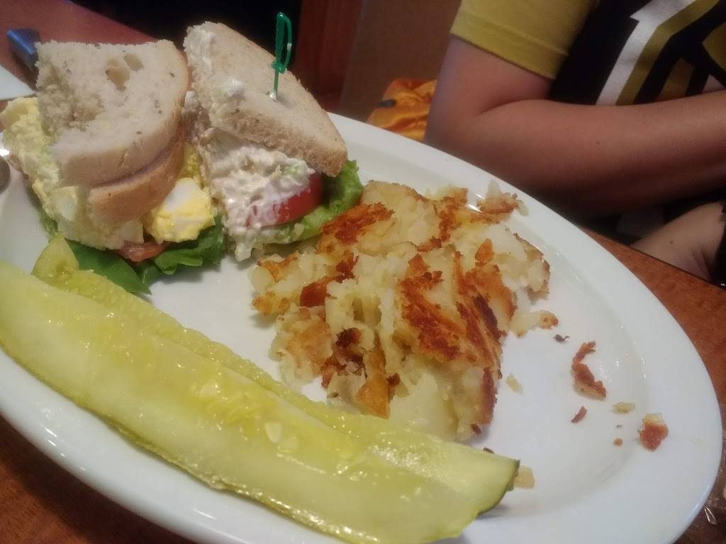 Lunas Family Restaurant | restaurant | 33 W Aurora Rd, Northfield, OH 44067, USA | 3304670282 OR +1 330-467-0282