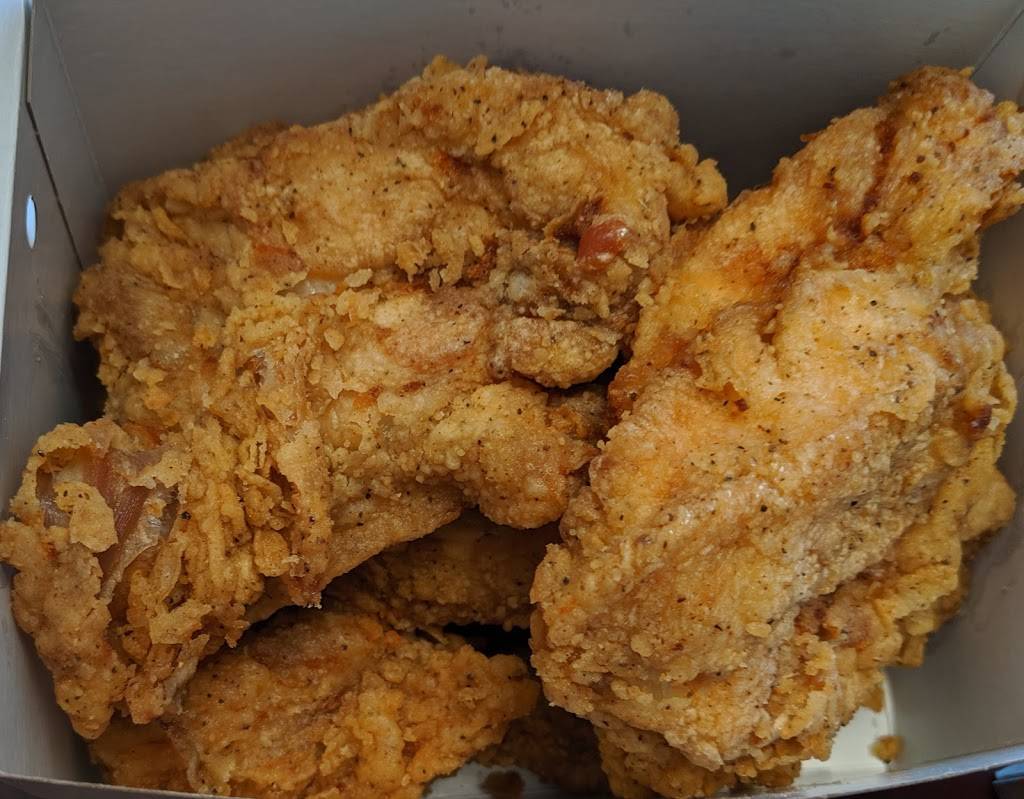 Mary Browns Chicken & Taters | restaurant | 11 Jacob Keffer Pkwy, Concord, ON L4K 5N8, Canada | 2898325077 OR +1 289-832-5077