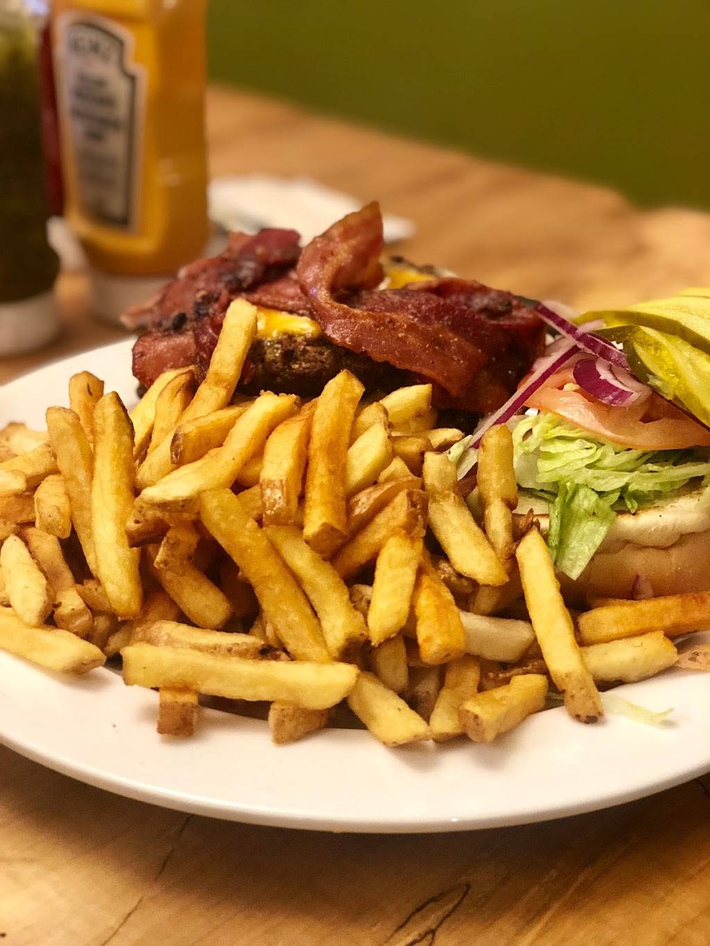 Mos Kitchen & Tavern | restaurant | 234 Lakeshore Rd E, Oakville, ON L6J 1H7, Canada | 9058440234 OR +1 905-844-0234