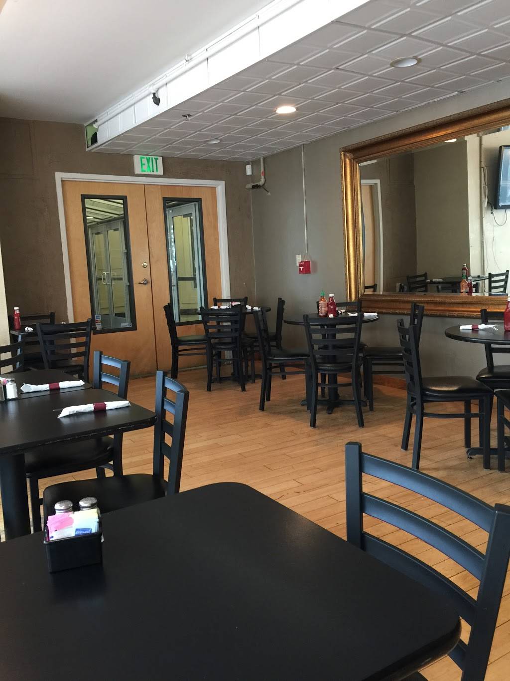 Ali Babas Cafe & Hookah Den | restaurant | 115 W Market St, Indianapolis, IN 46204, USA | 3176321111 OR +1 317-632-1111