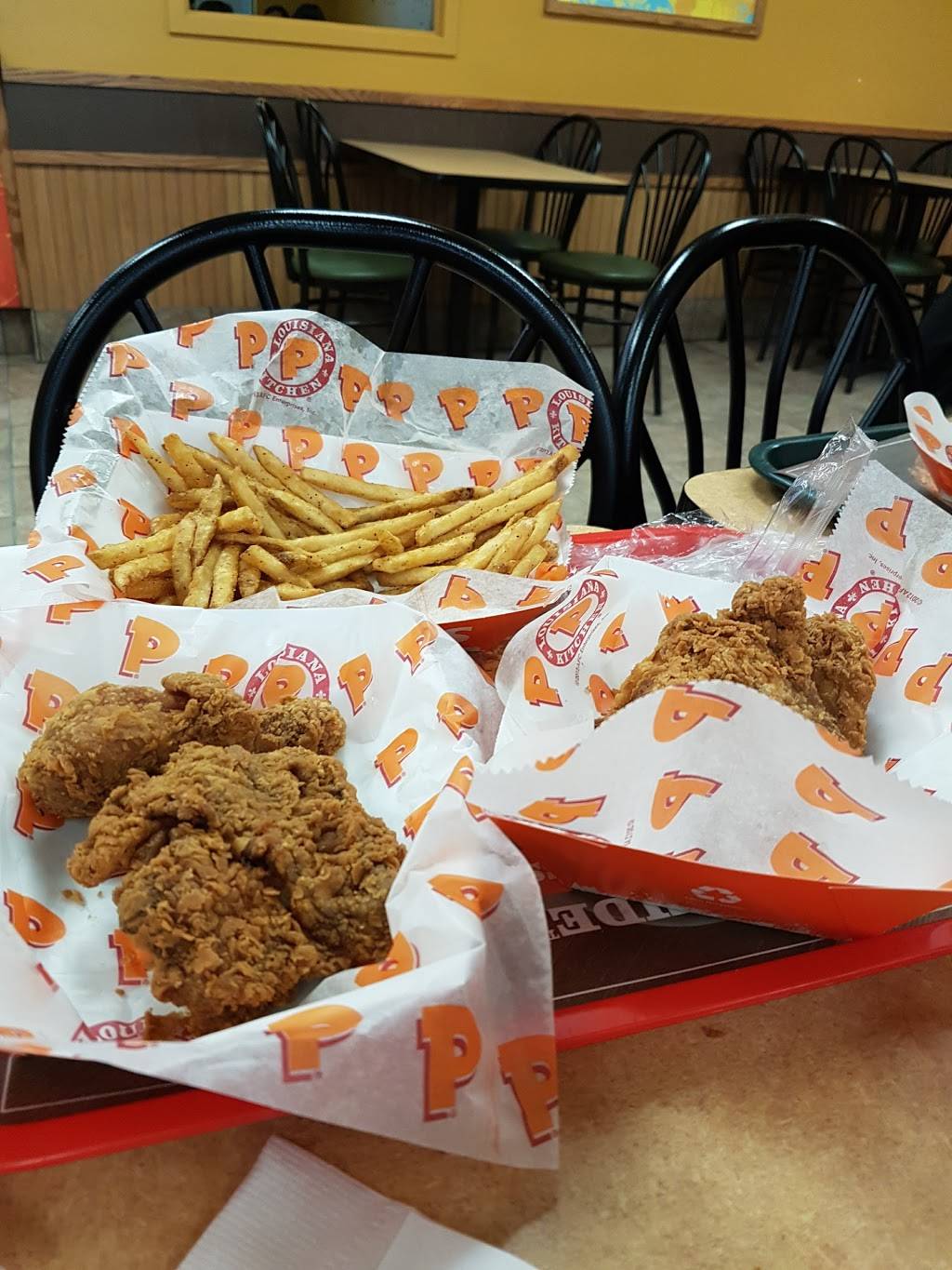 Popeyes Louisiana Kitchen | meal takeaway | 10909 Yonge St, Richmond Hill, ON L4C 3E3, Canada | 9058842727 OR +1 905-884-2727