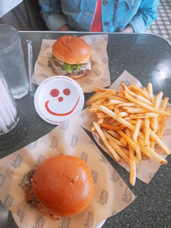 Johnny Rockets | restaurant | 6801 Hollywood Blvd Suite 325, Los Angeles, CA 90028, USA | 3234654456 OR +1 323-465-4456