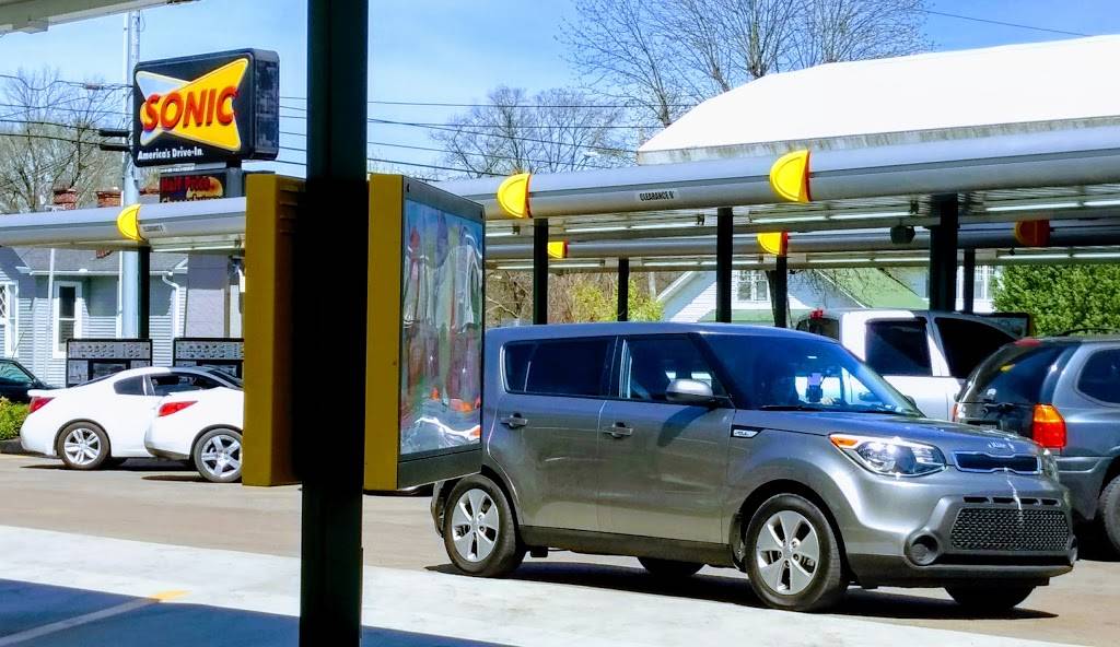 Sonic Drive-In | restaurant | 524 W Main St, Lebanon, TN 37087, USA | 6154493034 OR +1 615-449-3034