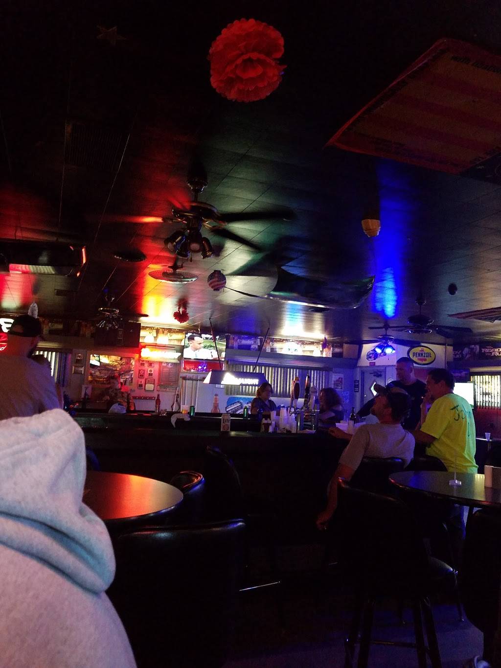 Six Packs Bar & Grill | restaurant | 3708 Ellwood Rd, New Castle, PA 16101, USA | 7249249724 OR +1 724-924-9724