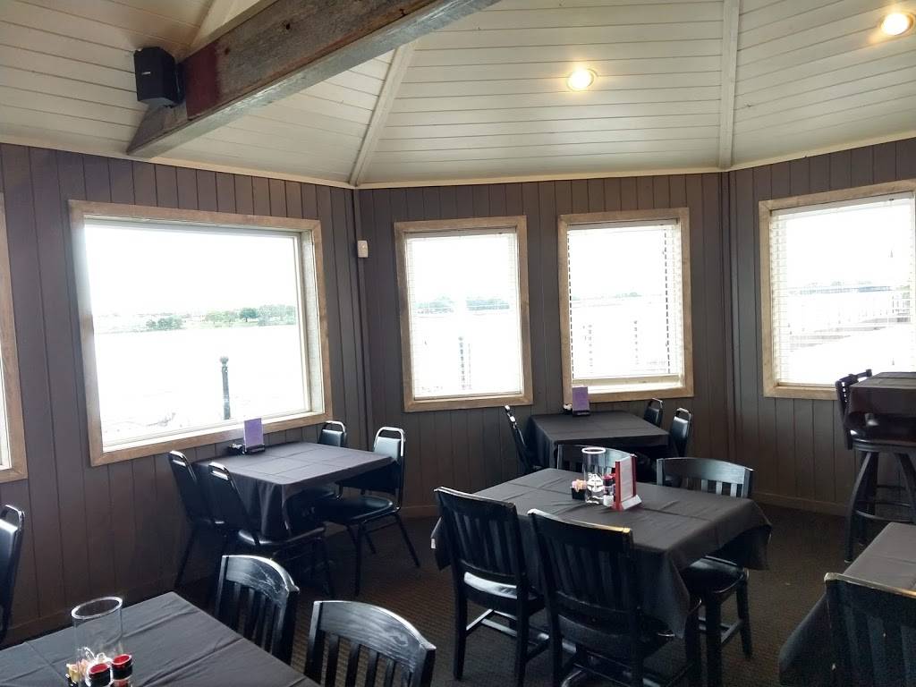 Bud’s Skyline River View | restaurant | 1201 E River Dr, Davenport, IA 52803, USA | 5633235987 OR +1 563-323-5987