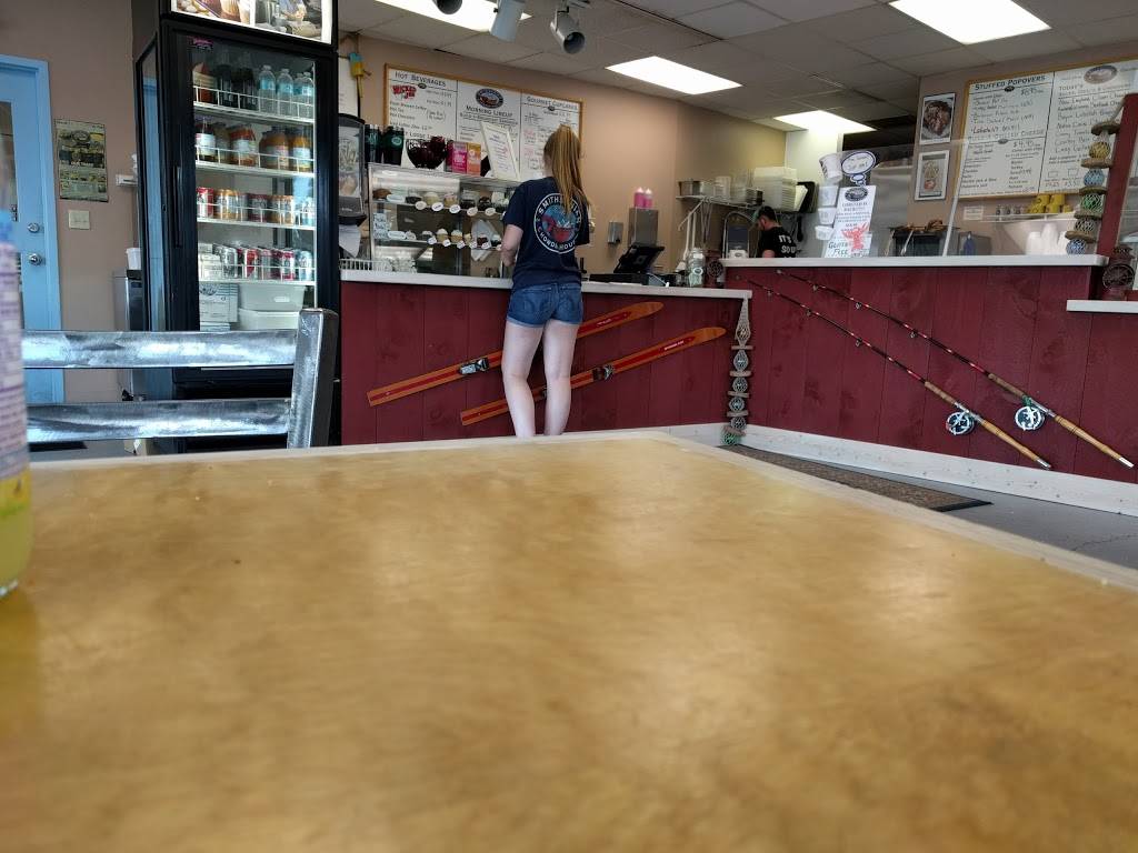 Smithsonian Cafe And Chowder House | restaurant | 1 Roundhouse Plaza, Northampton, MA 01060, USA | 4137273318 OR +1 413-727-3318