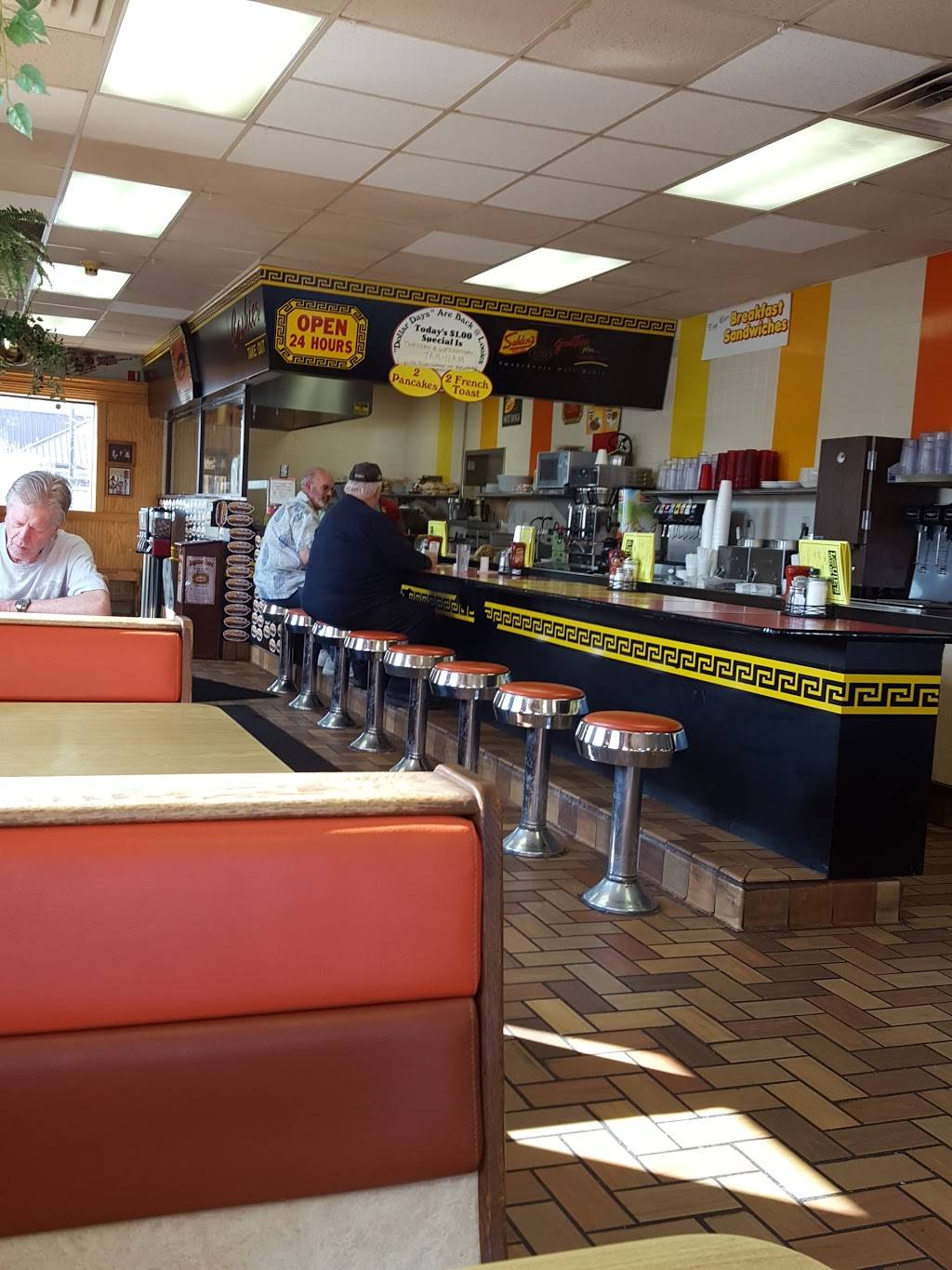 Louies Texas Red Hots | restaurant | 4890 Transit Rd, Depew, NY 14043, USA | 7166683796 OR +1 716-668-3796