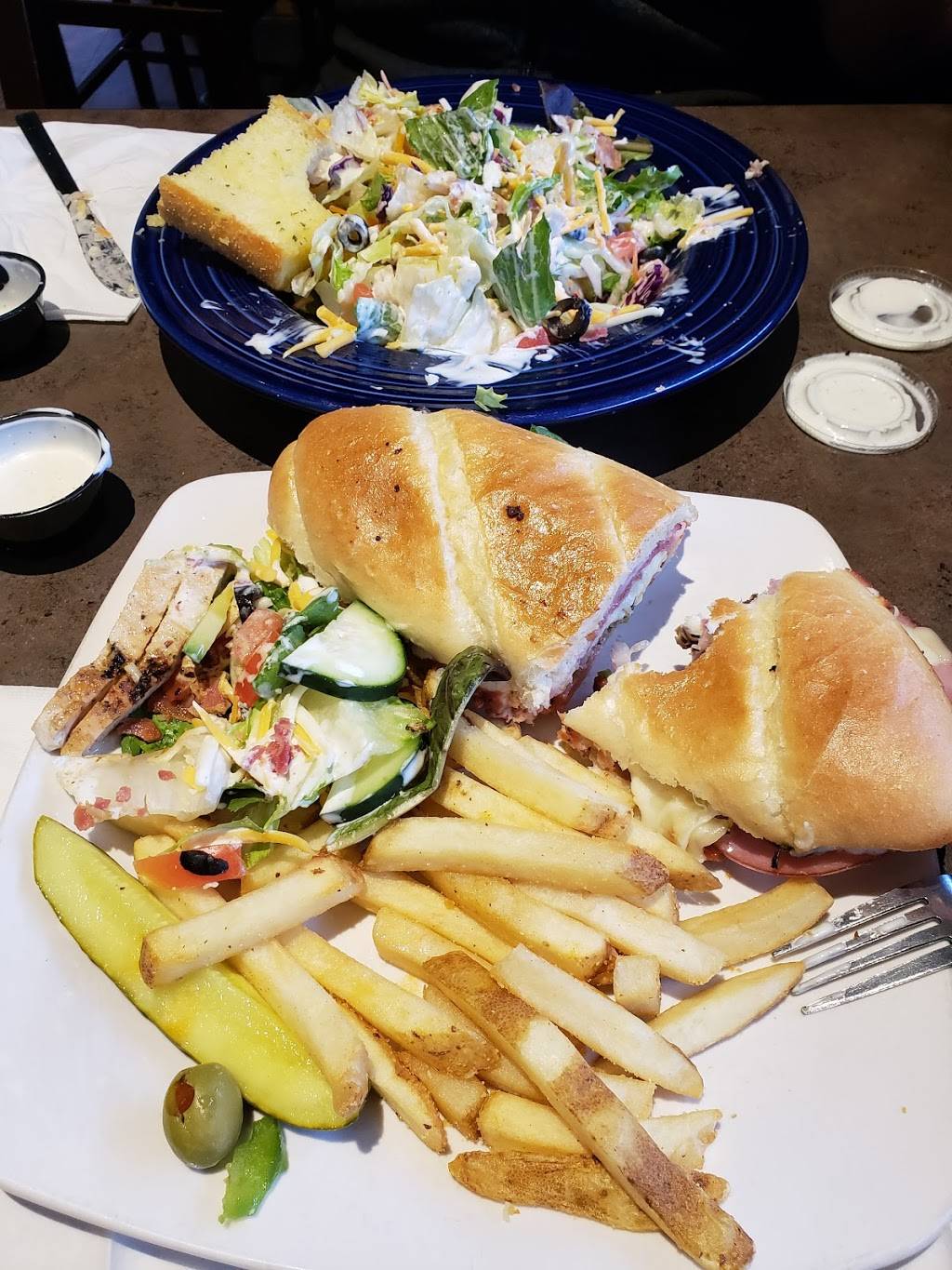 Village Inn Pizza Parlor | restaurant | 2215 44th St SE, Grand Rapids, MI 49508, USA | 6162811444 OR +1 616-281-1444