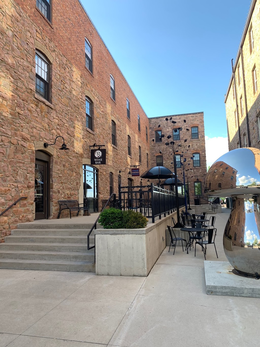 R Wine Bar & Kitchen | restaurant | 322 E 8th St, Sioux Falls, SD 57103, USA | 6052710814 OR +1 605-271-0814